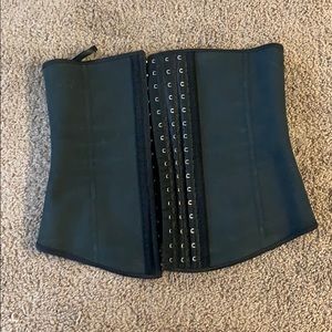 Yianna size medium waist trainer